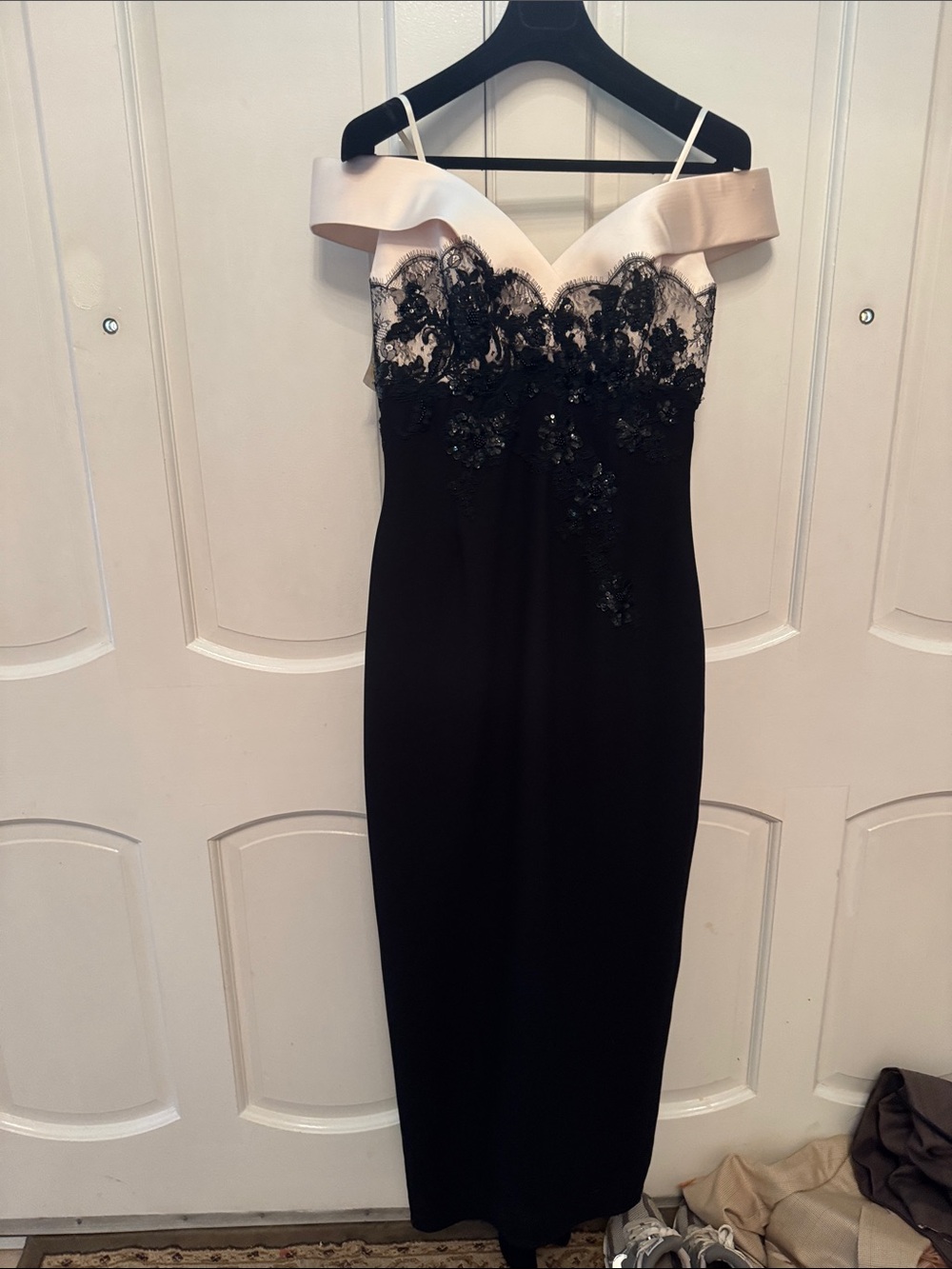 Vera Wang Black and Cream One-Shoulder Lace-Appliqué Gown
